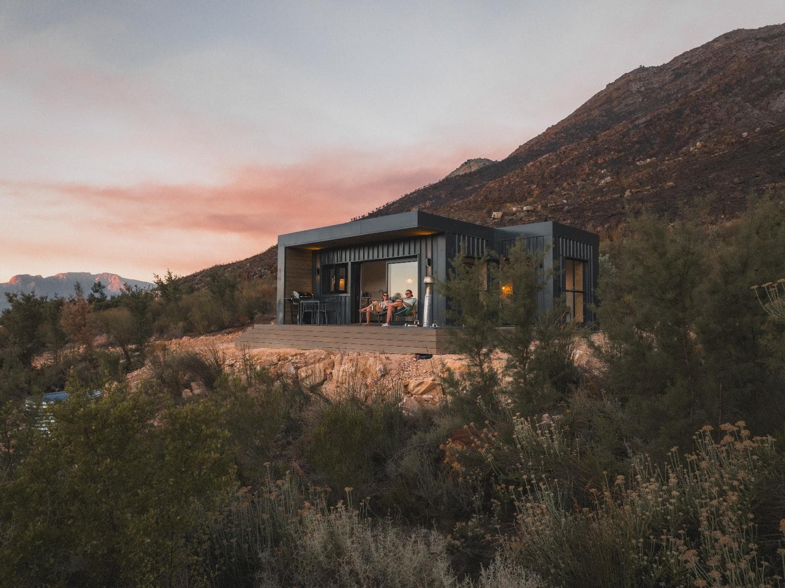 A Springsteen Cabins cabin at sunset in the mountains
